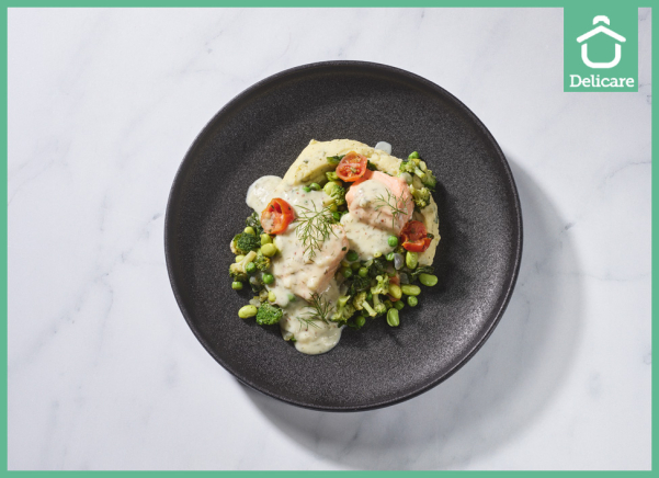 Zalmfilet in dillesaus met spinazie- en doperwtenmix en aardappelpuree met tuinkruiden (natriumarm)