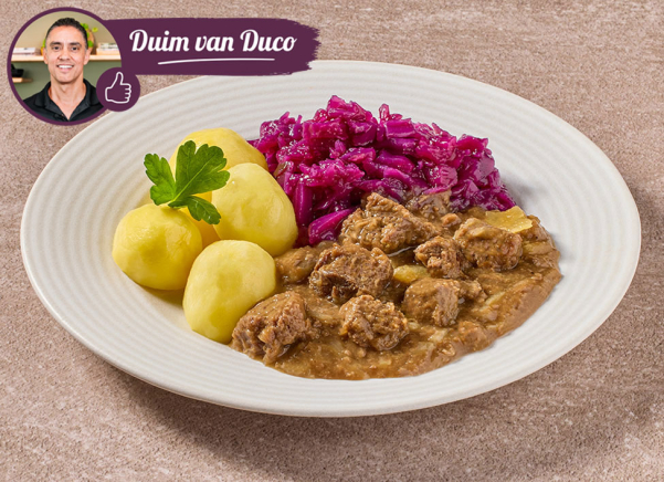 Hollandse hachee met rode kool en gekookte aardappelen