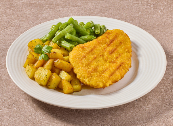 Schnitzel met sperzieboontjes en gebakken aardappelblokjes