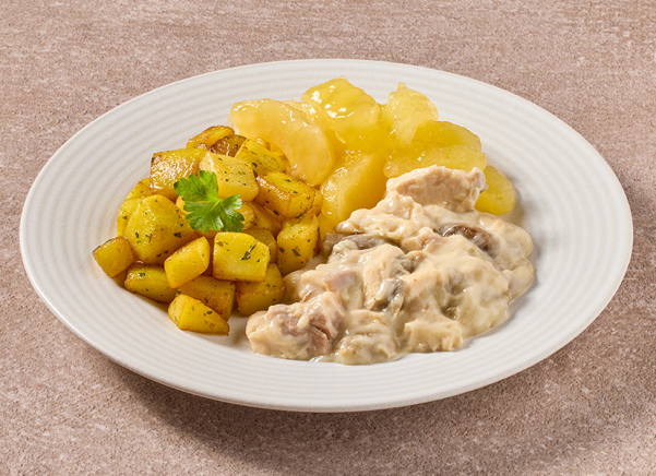 Kipstoofpotje in champignonsaus met appelcompote en gebakken gekruide aardappelblokjes