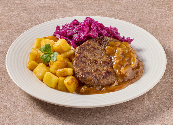 Hamburger in uiensaus met rode kool en gebakken aardappelblokjes