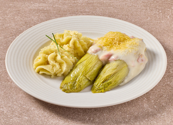 Witlofschotel met ham- en kaassaus en aardappelpuree