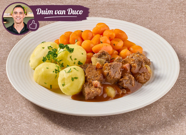 Boeuf bourguignon met Parijse worteltjes en gekookte aardappelen met peterselie