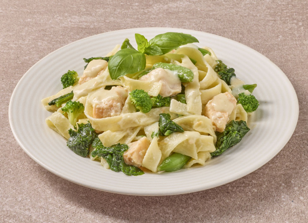 Tagliatelle met zalm in roomsaus en groene groenten