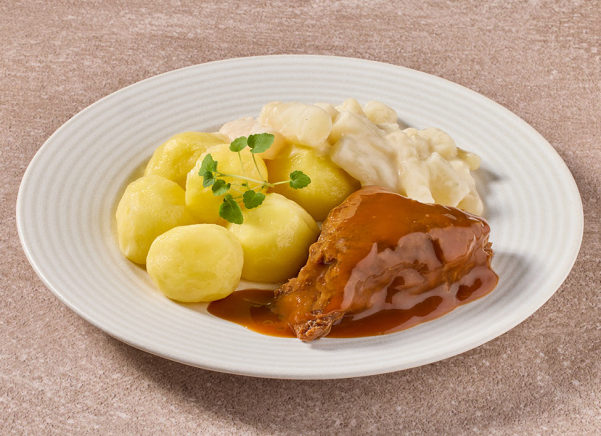 Runderlapje in jus met schorseneren in bechamelsaus en gekookte aardappelen