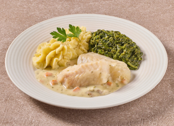 Kabeljauwfilet in vissaus met bladspinazie en aardappelpuree