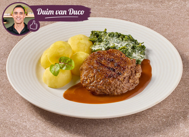 Rundergehaktbal in jus met spinazie à la crème en gekookte aardappelen (kleine eiwitrijke maaltijd)