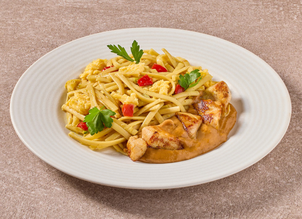 Bami goreng met kipstukjes in satésaus (kleine eiwitrijke maaltijd)