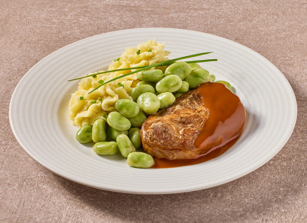 Hamlapje met tuinboontjes en aardappelpuree met bieslook (kleine eiwitrijke maaltijd)