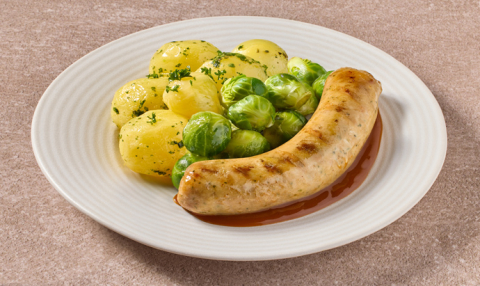 Kruidige braadworst met spruitjes en gekookte krielaardappelen met peterselie (kleine eiwitrijke maaltijd)