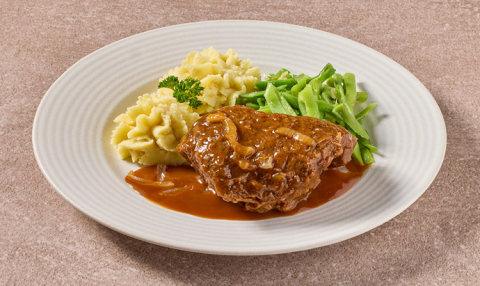 Runderlapje in uienjus met snijboontjes en aardappelpuree (kleine eiwitrijke maaltijd)