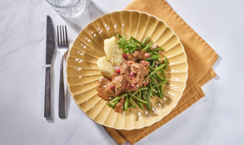 Hertenstoof in jachtmeestersaus, sperziebonen met spekjes en knolselderij puree