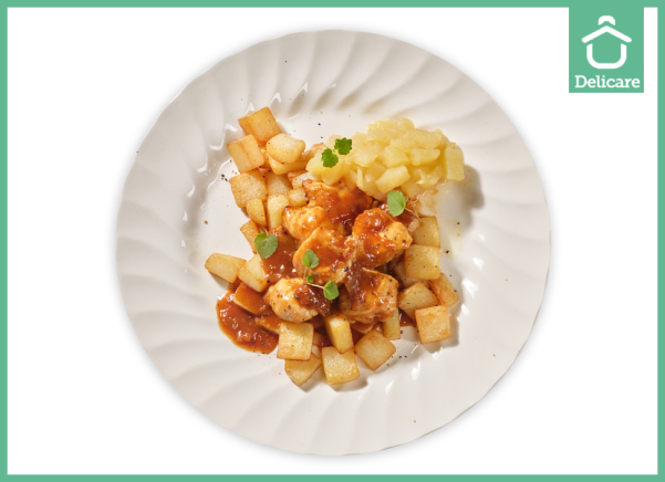 Kipfilet in uiensaus met appelmoes en gebakken aardappelblokjes (natriumarm)