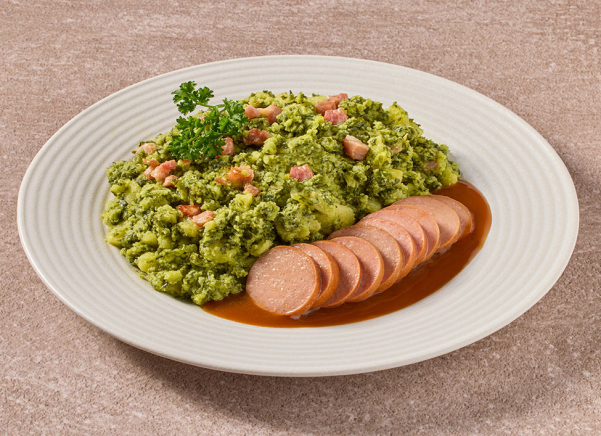 Boerenkoolstamppot met spekjes en schijfjes rookworst in jus