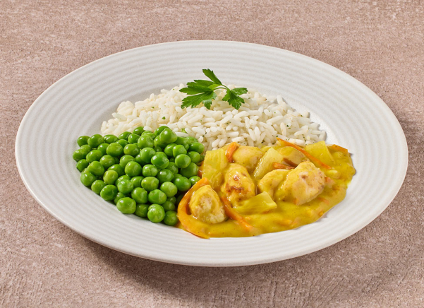 Kip in kerriesaus met doperwten en rijst