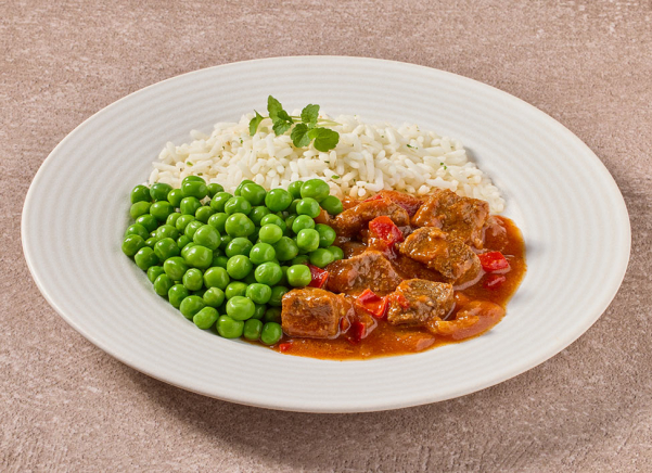 Hongaarse goulash met doperwten en rijst