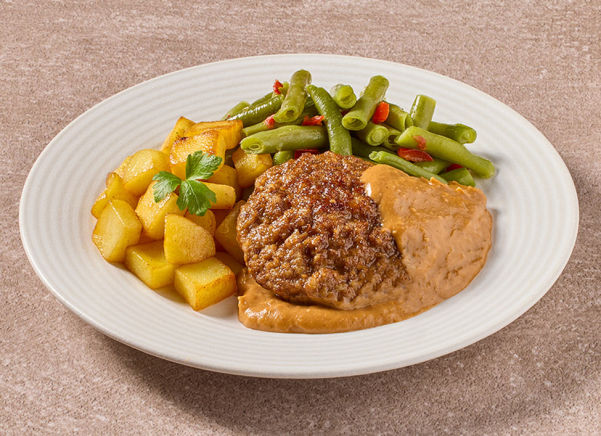 Gehaktbal met satésaus, sperzieboontjes en gebakken aardappelen