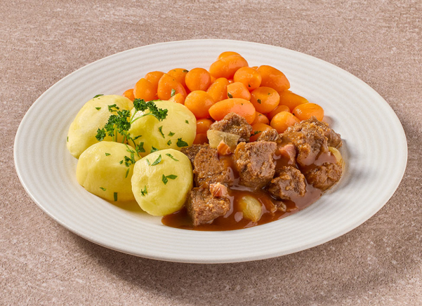 Boeuf bourguignon met Parijse worteltjes en gekookte aardappelen met peterselie