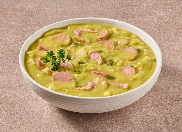 Erwtensoep (maaltijdsoep) met plakjes rookworst en spek