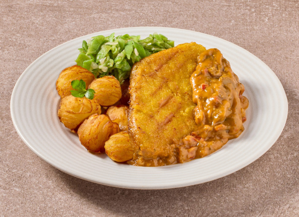 Kipschnitzel in stroganoffsaus met snijboontjes en aardappelbolletjes