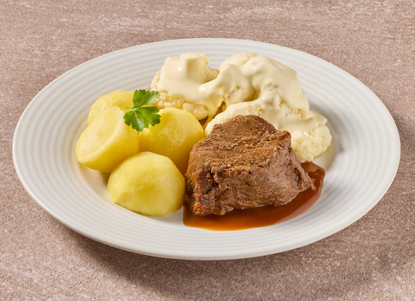 Runderlapje in jus met bloemkool en bechamelsaus en gekookte aardappelen