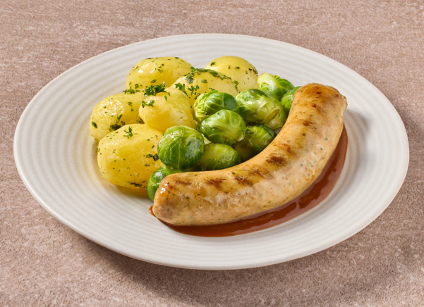 Kruidige braadworst met spruitjes en gekookte krielaardappelen met peterselie (kleine eiwitrijke maaltijd)