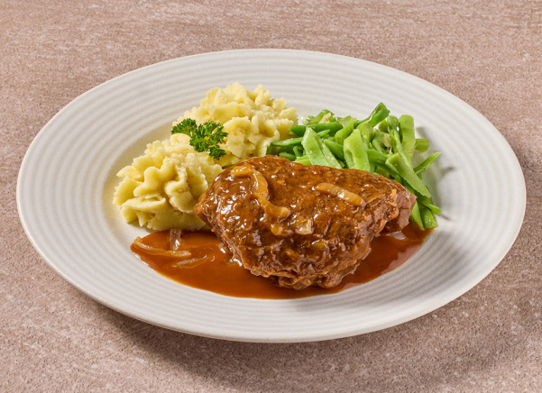 Runderlapje in uienjus met snijboontjes en aardappelpuree (kleine eiwitrijke maaltijd)