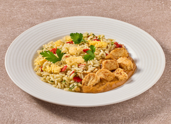 Nasi goreng met vegetarische kipstukjes in satésaus (vegetarisch)