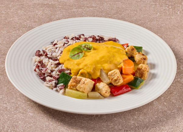 Groenteschotel met vegetarische kipstukjes, pompoensaus en rijstmix (vegetarisch)