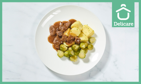 Rundvlees in kruidige jus met spruitjes en gekookte aardappelen (natriumarm)