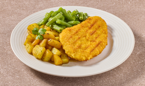 Schnitzel met sperzieboontjes en gebakken aardappelblokjes