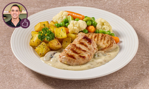 Varkenshaas in champignonroomsaus met groentenmix en gebakken gekruide aardappelblokjes
