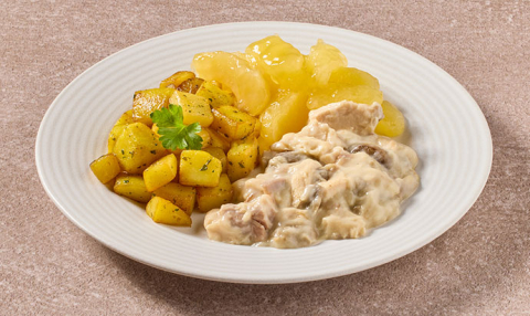 Kipstoofpotje in champignonsaus met appelcompote en gebakken gekruide aardappelblokjes