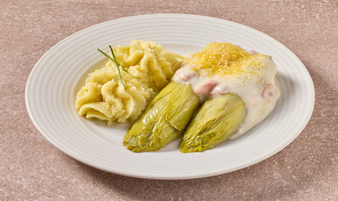 Witlofschotel met ham- en kaassaus en aardappelpuree