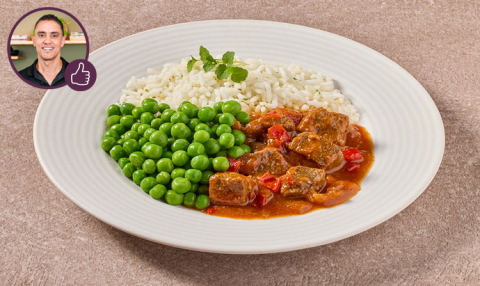 Hongaarse goulash met doperwten en rijst
