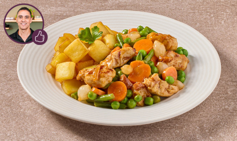 Kip naar oma’s recept met groentenmix, zilveruitjes, spekreepjes en gebakken aardappelblokjes