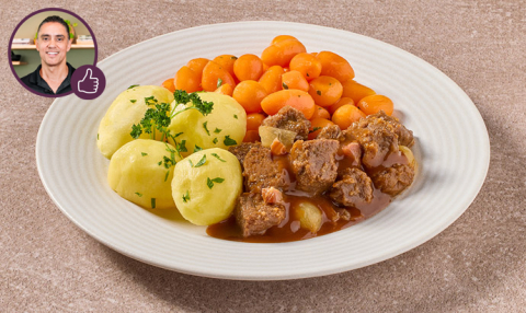 Boeuf bourguignon met Parijse worteltjes en gekookte aardappelen met peterselie