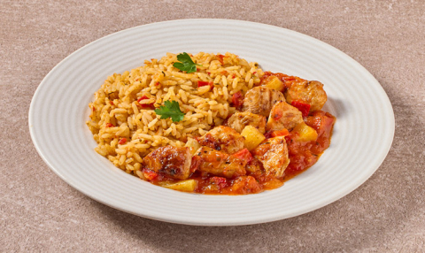 Mexicaanse kipschotel gevuld met paprika, ananas en rijst