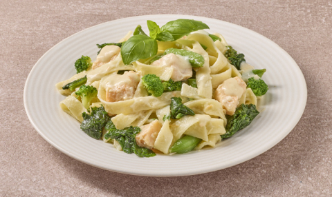 Tagliatelle met zalm in roomsaus en groene groenten