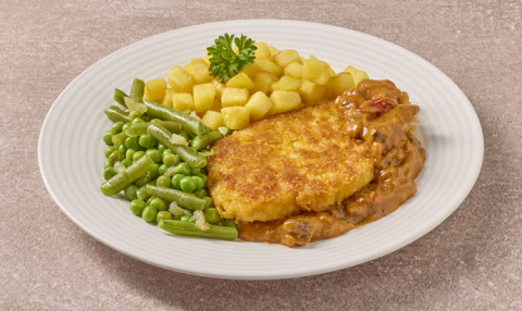 Kipschnitzel in stroganoffsaus met doperwtenmix en aardappelblokjes
