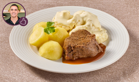 Runderlapje in jus met bloemkool en bechamelsaus en gekookte aardappelen