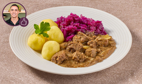 Hollandse hachee met rode kool en gekookte aardappelen (kleine eiwitrijke maaltijd)