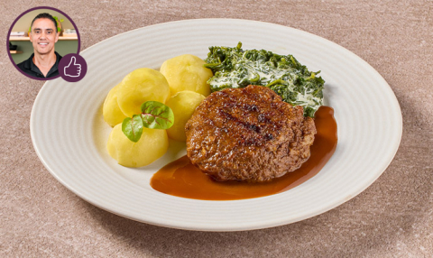 Rundergehaktbal in jus met spinazie à la crème en gekookte aardappelen (kleine eiwitrijke maaltijd)
