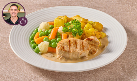 Varkenshaas in champignonroomsaus met groentenmix en gebakken gekruide aardappelblokjes (kleine eiwitrijke maaltijd)