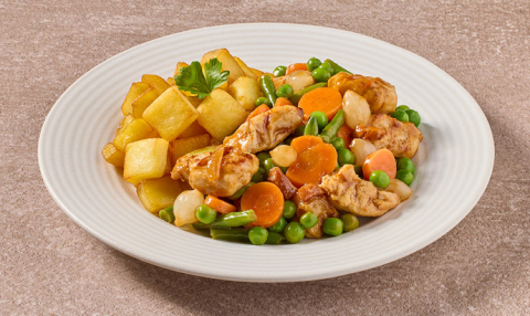 Kip naar oma’s recept met groentenmix, zilveruitjes, spekreepjes en gebakken aardappelblokjes (kleine eiwitrijke maaltijd)
