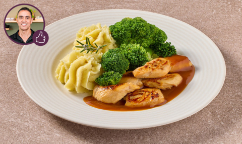 Kip in rozemarijnsaus met broccoliroosjes en aardappelpuree (kleine eiwitrijke maaltijd)