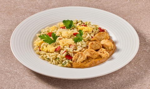 Nasi goreng met vegetarische kipstukjes in satésaus (vegetarisch)